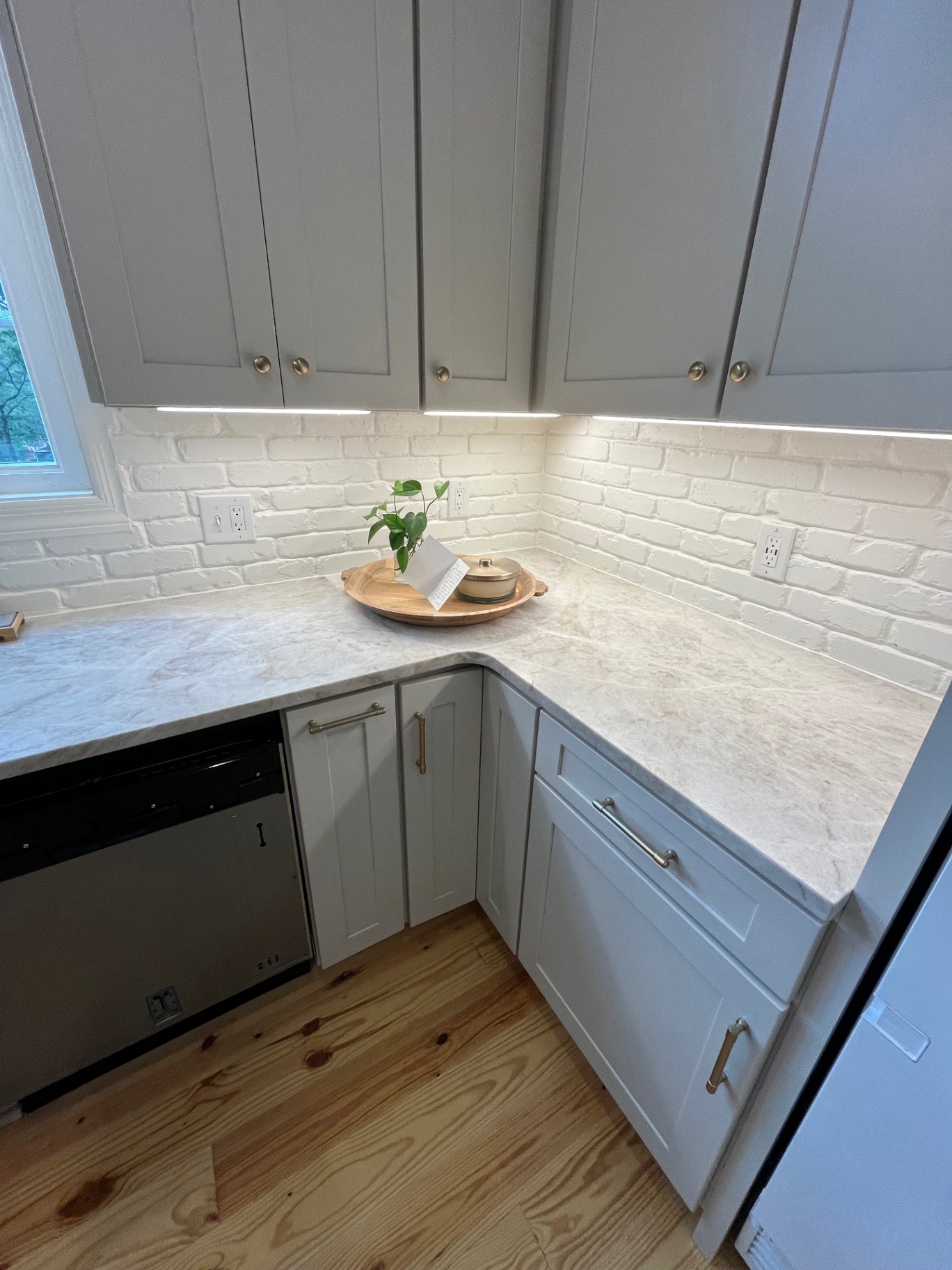 White-washed brick backsplash