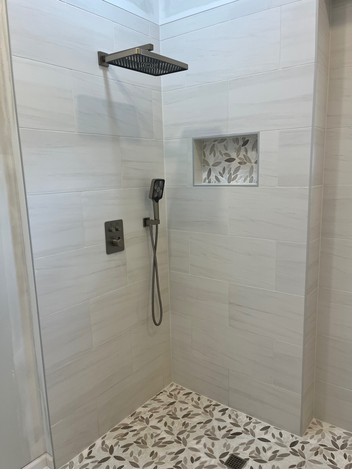 Rain shower with leaf mosaic niche & floor